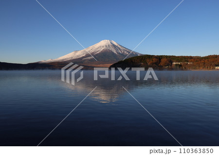 早朝の山中湖に映る逆さ富士と気嵐 110363850