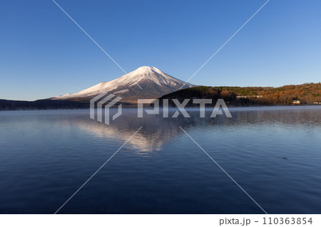 早朝の山中湖に映る逆さ富士と気嵐 110363854