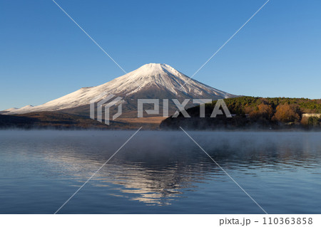 早朝の山中湖に映る逆さ富士と気嵐 早朝の山中湖に映る逆さ富士と気嵐 110363858