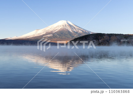 早朝の山中湖に映る逆さ富士と気嵐 早朝の山中湖に映る逆さ富士と気嵐 110363868