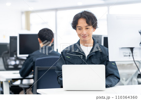 オフィスで働くエンジニア オフィスで働くエンジニア 110364360