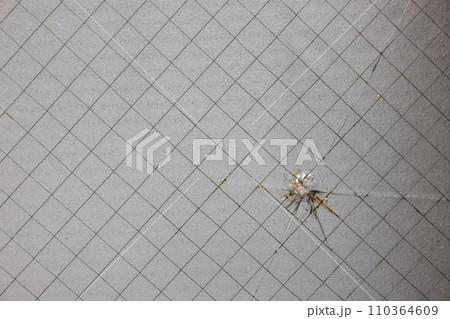 衝撃で破損した網入ガラス 衝撃で破損した網入ガラス 110364609