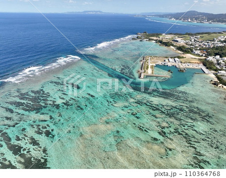 綺麗な海をドローンで上空から撮影した沖縄県真栄田岬 110364768