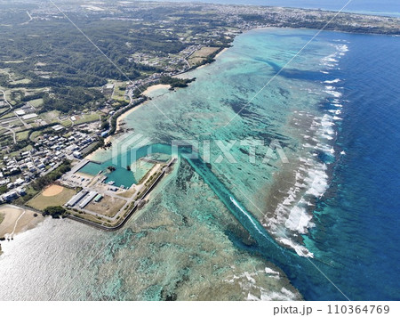 綺麗な海をドローンで上空から撮影した沖縄県真栄田岬 110364769