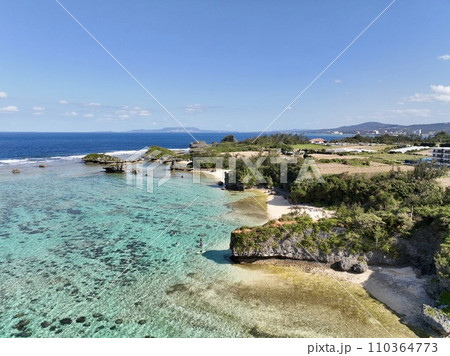綺麗な海をドローンで上空から撮影した沖縄県真栄田岬 綺麗な海をドローンで上空から撮影した沖縄県真栄田岬 110364773