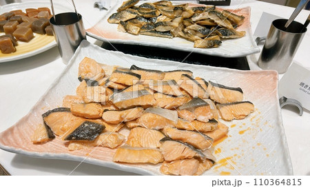 ホテルの朝食ブュッフェ 110364815