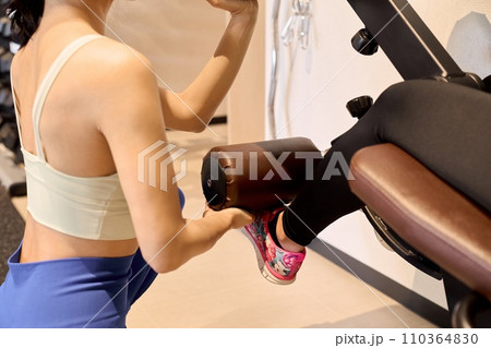 レッグエクステンションで足を鍛える女性 110364830