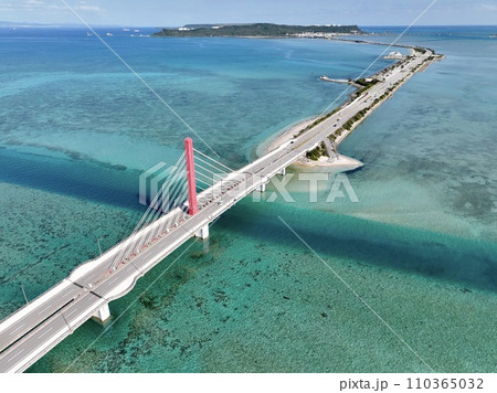 沖縄県の人気観光スポット海中道路をドローンで空から撮影 110365032