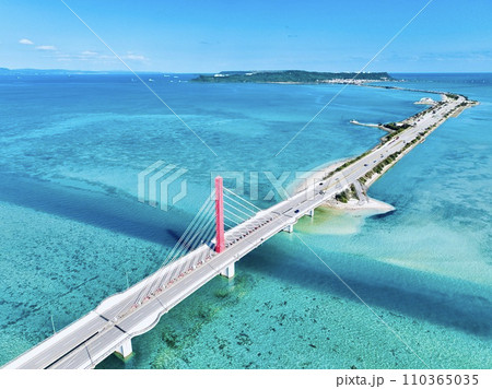 沖縄県の人気観光スポット海中道路をドローンで空から撮影 110365035