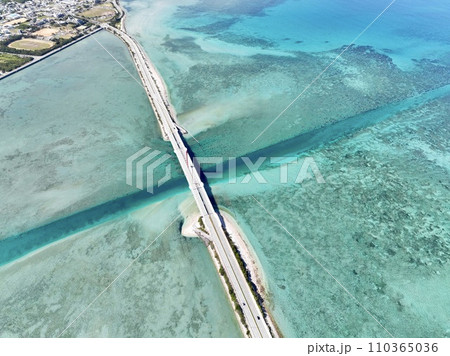 沖縄県の人気観光スポット海中道路をドローンで空から撮影 沖縄県の人気観光スポット海中道路をドローンで空から撮影 110365036