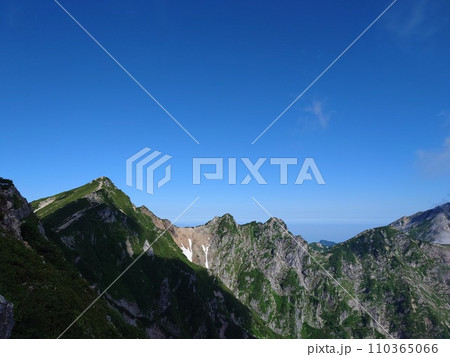 ≪スマートフォン撮影≫白馬連峰と快晴の青空 撮影場所:八方尾根登山道(長野県) ≪スマートフォン撮影≫白馬連峰と快晴の青空 撮影場所:八方尾根登山道(長野県) 110365066