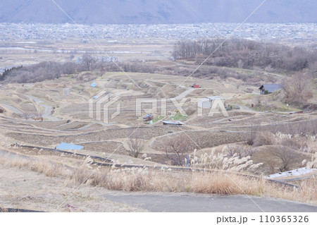 冬の姨捨棚田からみた田園風景 110365326