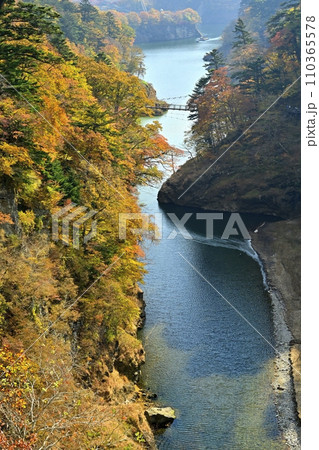 紅葉する塩原渓谷に回顧(みかえり)の吊橋 紅葉する塩原渓谷に回顧(みかえり)の吊橋 110365578