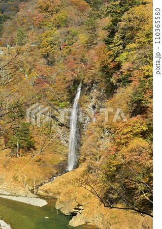 紅葉の塩原渓谷に回顧の滝 紅葉の塩原渓谷に回顧の滝 110365580