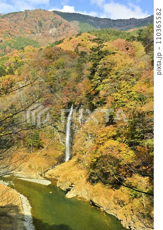 紅葉の塩原渓谷に回顧の滝 紅葉の塩原渓谷に回顧の滝 110365582