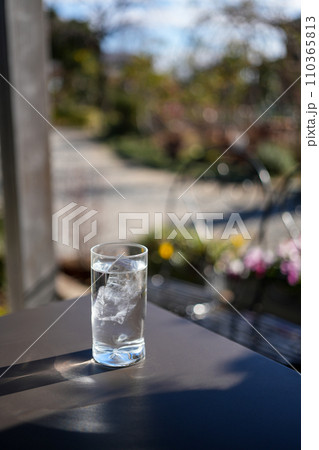 カフェのテラス席に置かれたお冷 カフェのテラス席に置かれたお冷 110365813
