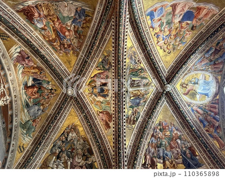 オルヴィエート大聖堂内部の輝くフレスコ画 オルヴィエート大聖堂内部の輝くフレスコ画 110365898