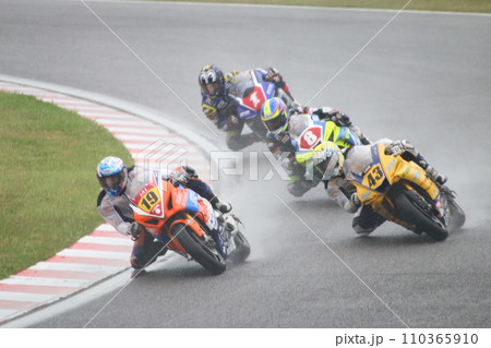 雨中の戦い 110365910