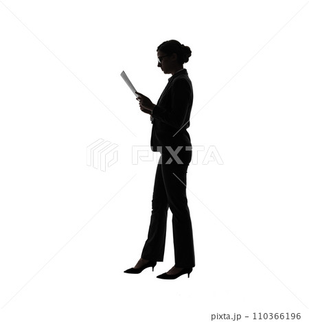 書類を見る外国人女性　クリッピングパスで精密に切り抜いた背景透過写真PNG 110366196