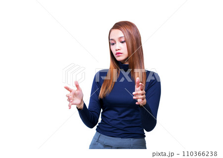 両手をかざす女性 手作業で精密に切り抜いた背景透過写真PNG 両手をかざす女性 手作業で精密に切り抜いた背景透過写真PNG 110366238