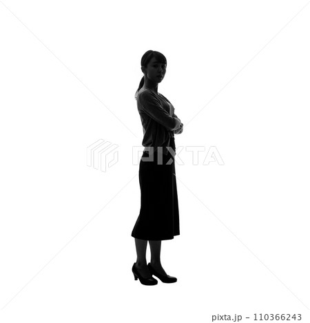 ビジネスウーマンの全身シルエット　手作業で精密に切り抜いた背景透過写真PNG 110366243