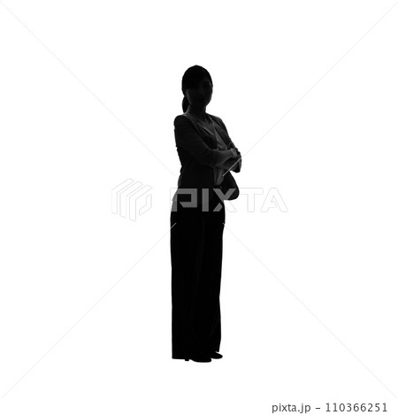 女性の全身シルエット　手作業で精密に切り抜いた背景透過写真PNG 110366251