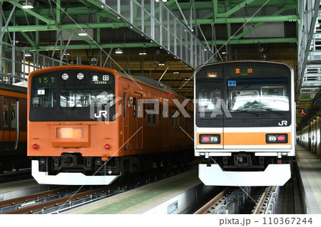 車両基地で並ぶ中央線の201系と209系1000番台（豊田表示） 110367244