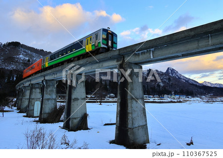 叶津川橋梁を渡る只見線 110367525