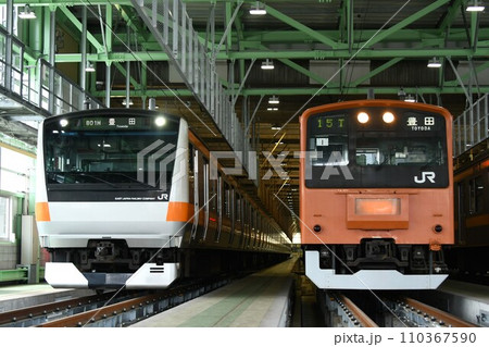 車両基地に停車する中央線のE233系と201系(豊田表示) 車両基地に停車する中央線のE233系と201系(豊田表示) 110367590