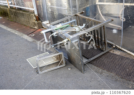 防炎糸入り透明ビニールカーテンの外に飛び出た業務用ステンレスシンク 110367620