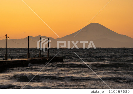夕暮れの岡本桟橋(原岡桟橋)と富士山・千葉県 夕暮れの岡本桟橋(原岡桟橋)と富士山・千葉県 110367689