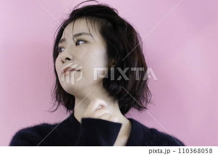 ショートボブの女性 110368058