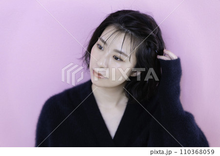 ショートボブの女性 ショートボブの女性 110368059