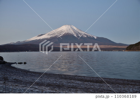山中湖から望む逆さ紅富士 110368189