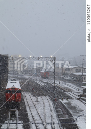 雪景色のJR山陰本線 豊岡駅の車両基地 110368207