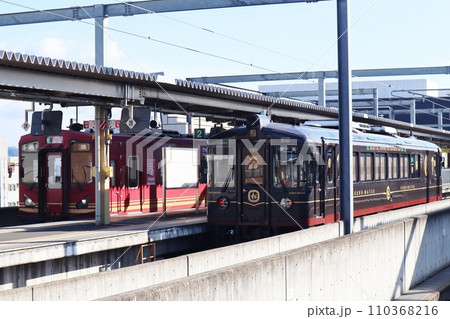 京都丹後鉄道宮福線・福知山駅のホームに停車する観光列車「丹後あかまつ号」「丹後くろまつ号」 110368216