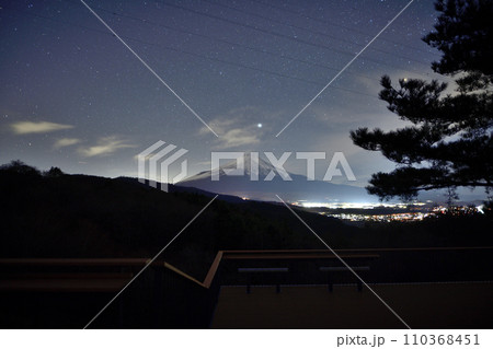 忍野村二十曲峠から望む星空 <空の彩> 忍野村二十曲峠から望む星空 <空の彩> 110368451