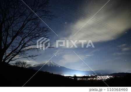 忍野村二十曲峠から望む星空　＜空の彩＞ 110368460