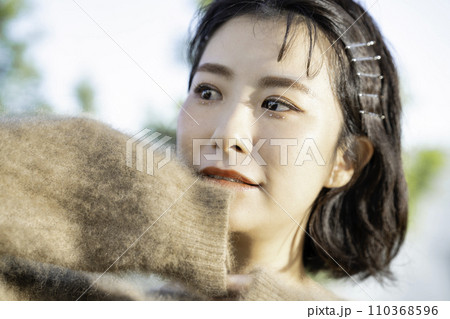 ニットを着たショートボブの女性 110368596