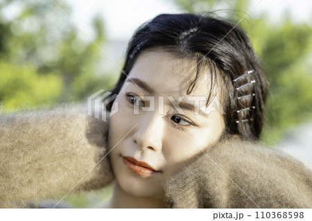 ニットを着たショートボブの女性 110368598