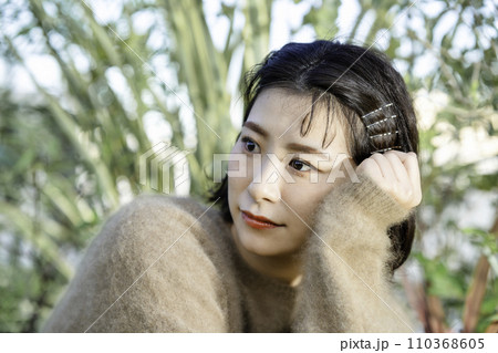 ニットを着たショートボブの女性 110368605