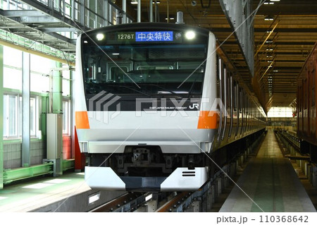 車両基地に停車する中央線のE233系（中央特快表示） 110368642