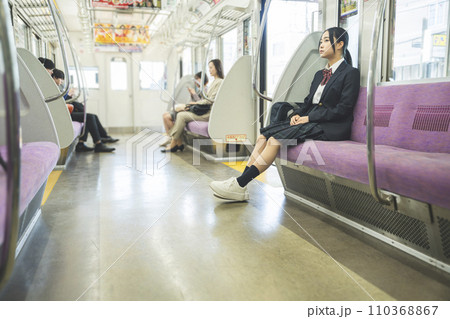 女子高校生 電車通学 イメージ 女子高校生 電車通学 イメージ 110368867