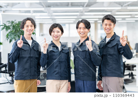 オフィスのエンジニアのスタッフ 110369443