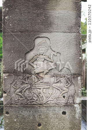 アンコールワットの踊り子レリーフ 110370242