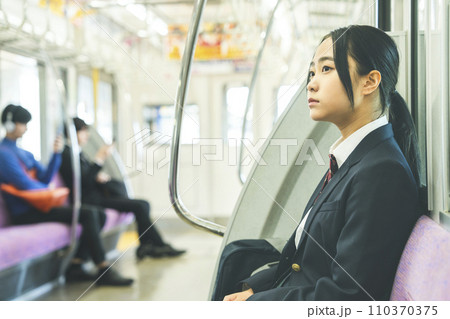 電車通学をする女子高校生　横顔 110370375