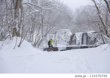 新雪の森を歩く 大山木谷沢渓流 新雪の森を歩く 大山木谷沢渓流 110370789