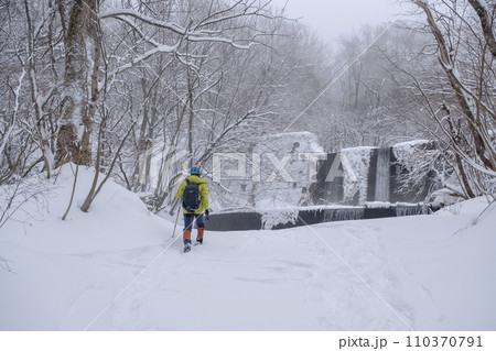 新雪の森を歩く　大山木谷沢渓流 110370791