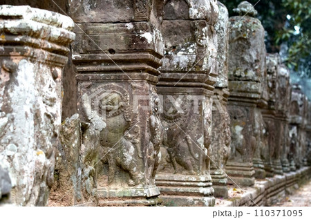 アンコールワット　ガルーダのレリーフ 110371095
