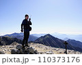 山頂で無線をする男性 110373176
